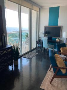 Luxury Penthouse with Private Rooftop Terrace in Coconut Grove Hotel