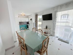 Maison de ville à 50m de la plage et commerces, 2 chambres, cour mitoyenne - FR-1-361-114