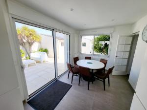 Maison Rénovée 5 Chambres, WiFi, Parking, à 800m du Marché et 1km Plage - FR-1-92-891