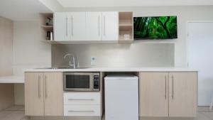 Studio 811 - Picturesque Beachfront Views