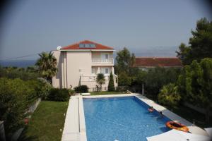 Große Ferienwohnung in Splitska mit gemeinsamem Pool, Garten und Terrasse