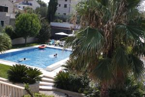 Große Ferienwohnung in Splitska mit gemeinsamem Pool, Garten und Terrasse