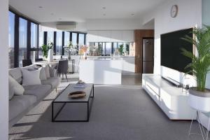 Panoramic Elegance Stylish off Chapel St with Pool