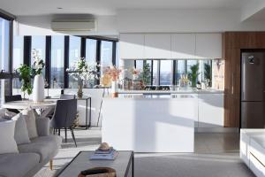 Panoramic Elegance Stylish off Chapel St with Pool