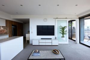 Panoramic Elegance Stylish off Chapel St with Pool