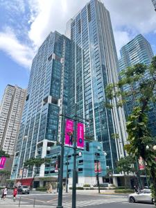 Deluxe Suite in One Uptown, BGC with Mall Fountain View