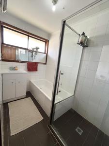 Stay next to train station! Melbourne CBD 12 km!