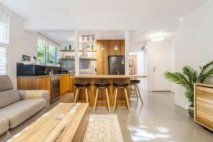 Cedar Loft Contemporary Comfort in Leafy St Kilda