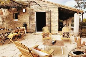 Provençal house between sea and vineyards