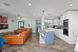 Voted Airbnb Most Loved Home 2024 Duffy Boat