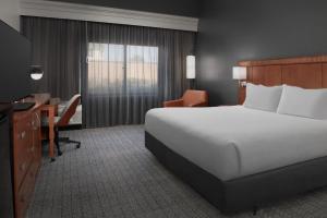 King Room with Sofa Bed room in Courtyard by Marriott Panama City