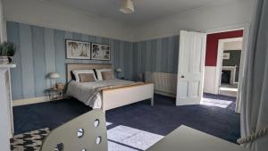 Spacious home, by Headingley Stadium, LGI, Leeds Arena, and the University of Leeds