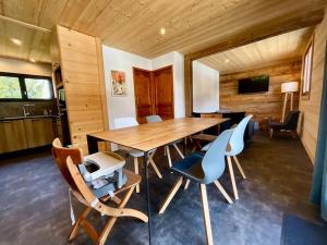 Chalets Chalet du Pre - Sauna, terrasse et grand jardin : photos des chambres