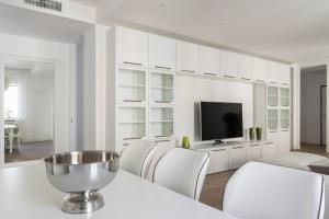 Pure White - by MyHomeInComo