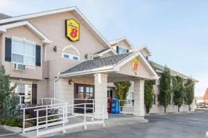 Super 8 by Wyndham Cochrane - Bottrel