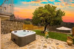 Jacuzzi Privata e Splendida Vista in bellissimo Cottage - Tereglio