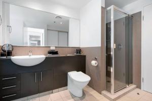 Exceptional Luxury ~ Broadwater Beauty ~ Free Parking ~ Top Location