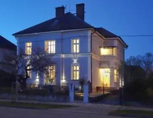 VILA OPOČNO - Podbřezí