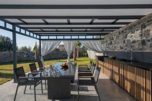 Pura Vida Villa, 2 Heated Pools, Hot Tubs & Sauna, By ThinkVilla