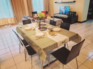 9 Seri Bukit Ceylon 5 minutes to Alor Street KLCC Bukit Bintang 2R2B 8 pax