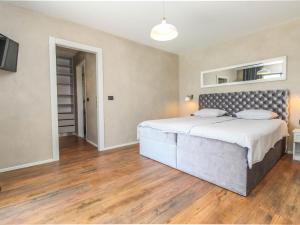 Beautiful Villa Una Sofia with pool in Tinjan