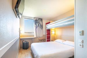 Hotels B&B HOTEL Lyon Aeroport Saint-Quentin-Fallavier : Chambre Triple avec 1 Lit Double et 1 Lit Simple