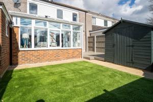 Gatwick Place - 4 bed 2 bath self contained house with private garden