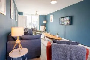 Gatwick Place - 4 bed 2 bath self contained house with private garden - 查尔伍德