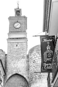Hostal SIN RECEP24H Puerta de la Villa - Pet friendly & Restaurante