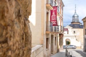 Hostal SIN RECEP24H Puerta de la Villa - Pet friendly & Restaurante