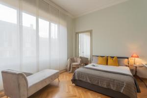 Garibaldis Balcony by RentComo