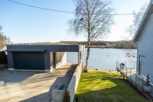 Flott moderne hus langs elven!