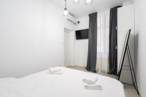 Urban Walls Apartments 5C