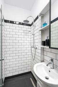 Urban Walls Apartments 5C