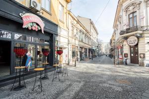 Urban Walls Apartments 5C