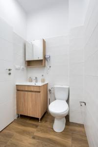 Urban Walls Apartments 5B