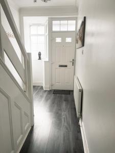 Spacious 3-Bedrooms Home for Families, & Contractors with Super Fast Speed Wi-Fi, Parking, Guests 7 - Clark Property Estates