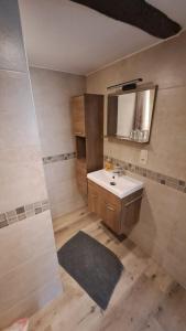 Standard Double Room with Garden View room in B&B Aux 10 Clefs