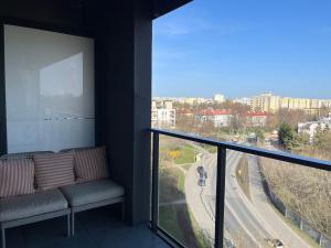 Warsaw Airport Wyścigi - City and Green View Apartment with free parking