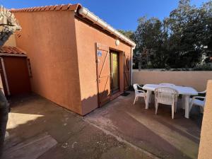 Villa T3 avec terrasse, 6 couchages, proche plage et commerces, quartier calme, parking privé - FR-1-81-365