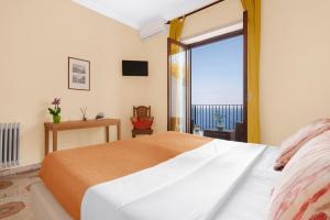 Double Room with Balcony and Sea View room in Hotel Desiree
