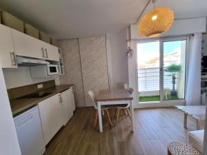 FREJUS PLAGE, 30 mètres de la plage, tout à pieds !