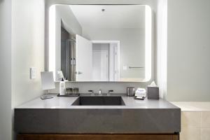 Queen Room with Two Queen Beds with Accessible Shower - Disability Access room in Hyatt Regency Indian Wells Resort & Spa