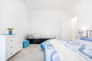 Minimalist Oasis - City life & Hesperia Hospital