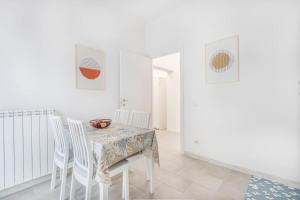 Minimalist Oasis - City life & Hesperia Hospital