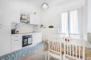 Minimalist Oasis - City life & Hesperia Hospital