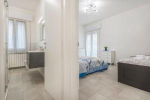 Minimalist Oasis - City life & Hesperia Hospital