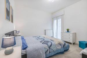 Minimalist Oasis - City life & Hesperia Hospital