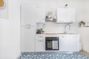 Minimalist Oasis - City life & Hesperia Hospital