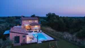 Gorgeous Villa Runka with private pool and wellness near Pula by WiiBuk - 4hvězdičkové hotely ve městě Muntić